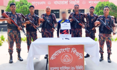 মহেশপুর সীমান্তে পিস্তল ও ম্যাগাজিনসহ আটক ১