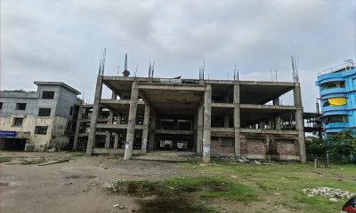 মঠবাড়িয়ায় নির্মাণাধীন হাসপাতালের কাজ থমকে রয়েছে : ৫ লাখ মানুষের দুর্ভোগ