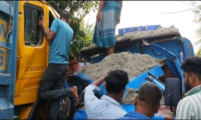 দুপচাঁচিয়ায় দুই ট্রাকের মুখোমুখি সংঘর্ষ, চালককে জীবিত উদ্ধার