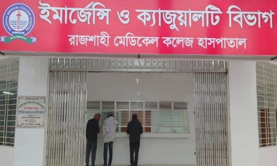 রাজশাহী মেডিকেল কলেজ (রামেক) হাসপাতালে ইন্টার্ন চিকিৎসকরা কর্মবিরতি পালন করেছেন। ছবি- রূপালী বাংলাদেশ