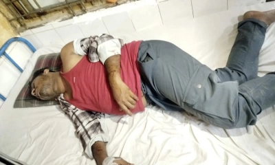 কর্মস্থলে দেরিতে আসায় কর্মচারীকে মারধর