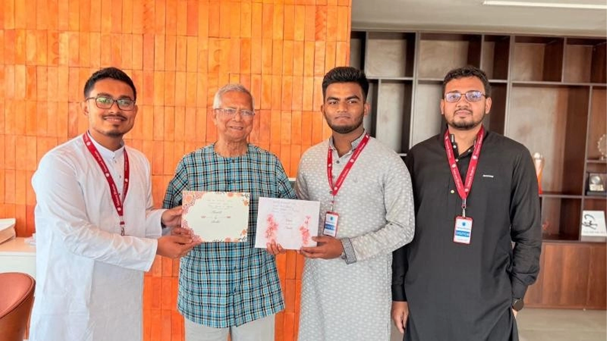 ড. ইউনূসের সঙ্গে সাদিক কায়েম। ছবি : সংগৃহীত