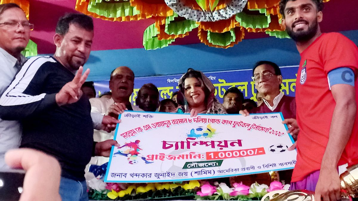 পুরস্কার তুলে দেন বিএনপির কেন্দ্রীয় কমিটির সাংগঠনিক সম্পাদক শামা ওবায়েদ ইসলাম। ছবি- রূপালী বাংলাদেশ