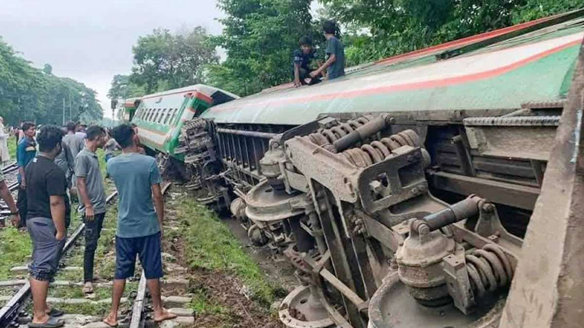 ট্রেন লাইনচ্যুত। পুরোনো ছবি