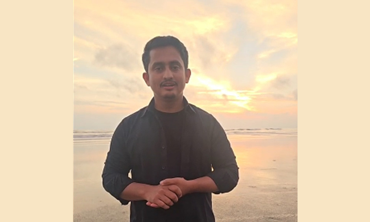 কক্সবাজারে সমুদ্র সৈকতে দাঁড়িয়ে লাইভে কথা বলেন সারজিস আলম। ছবি- সংগৃহীত