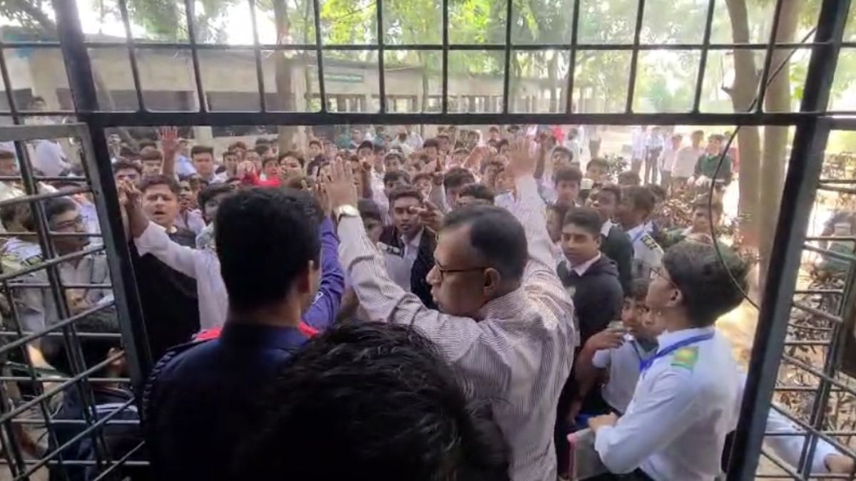 শিক্ষার্থীদের উত্তেজনা। ছবি- রূপালী বাংলাদেশ