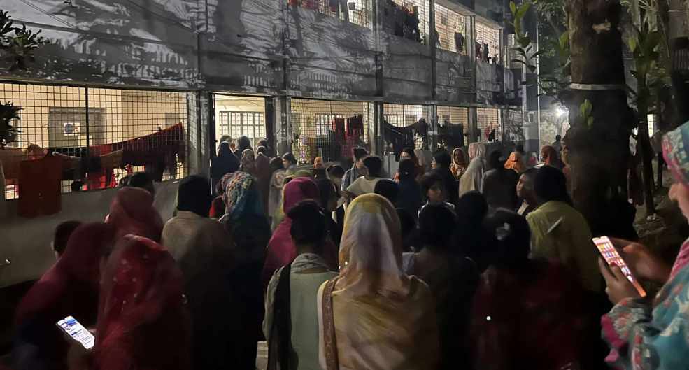 ভূমিকম্পে দেয়ালে ফাটল, হল ছেড়ে খোলা আকাশের নিচে ইডেন ছাত্রীরা