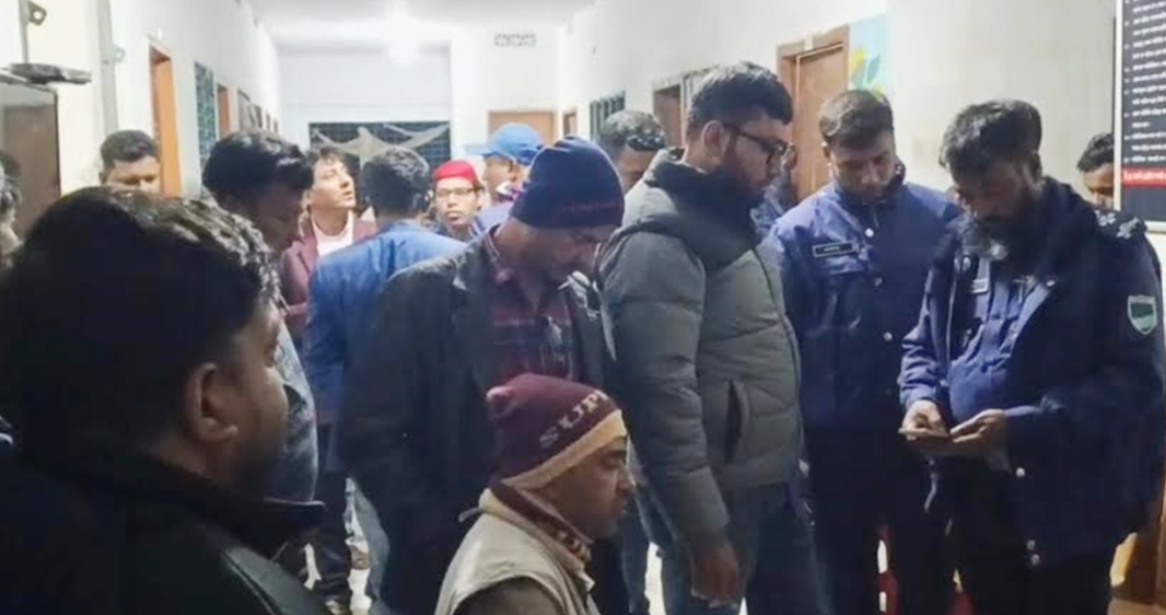 দরজার তালা ভেঙে লাশ উদ্ধার করছে পুলিশ