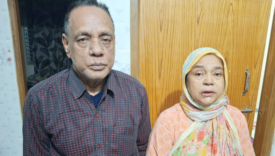 শুটার ফয়সালের বাবা ও মা । ছবি- সংগৃহীত