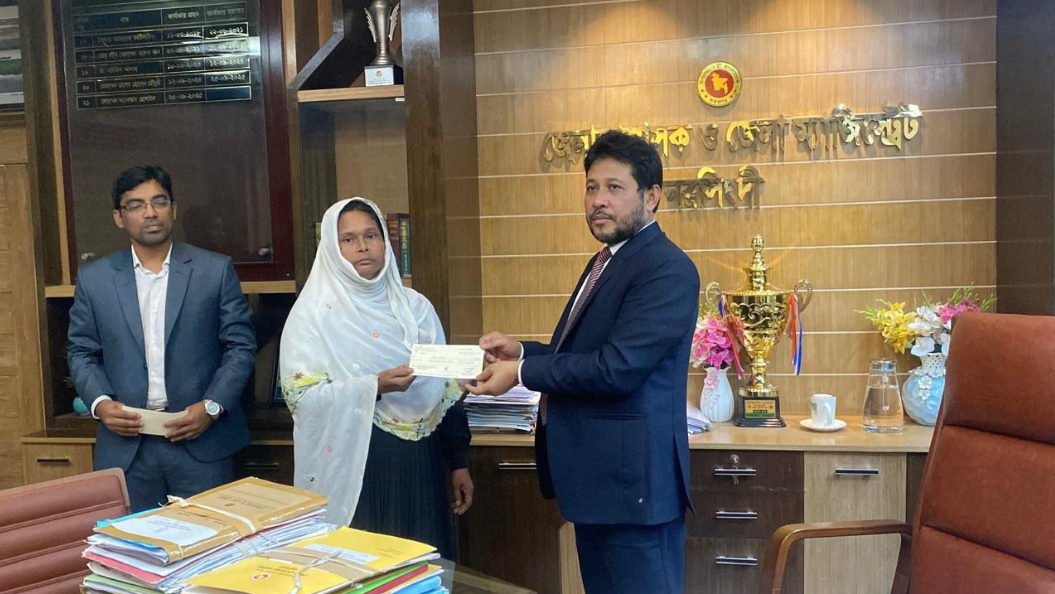 নিহত পরিবারকে বিআরটিএর চেক প্রদান। ছবি : রূপালী বাংলাদেশ