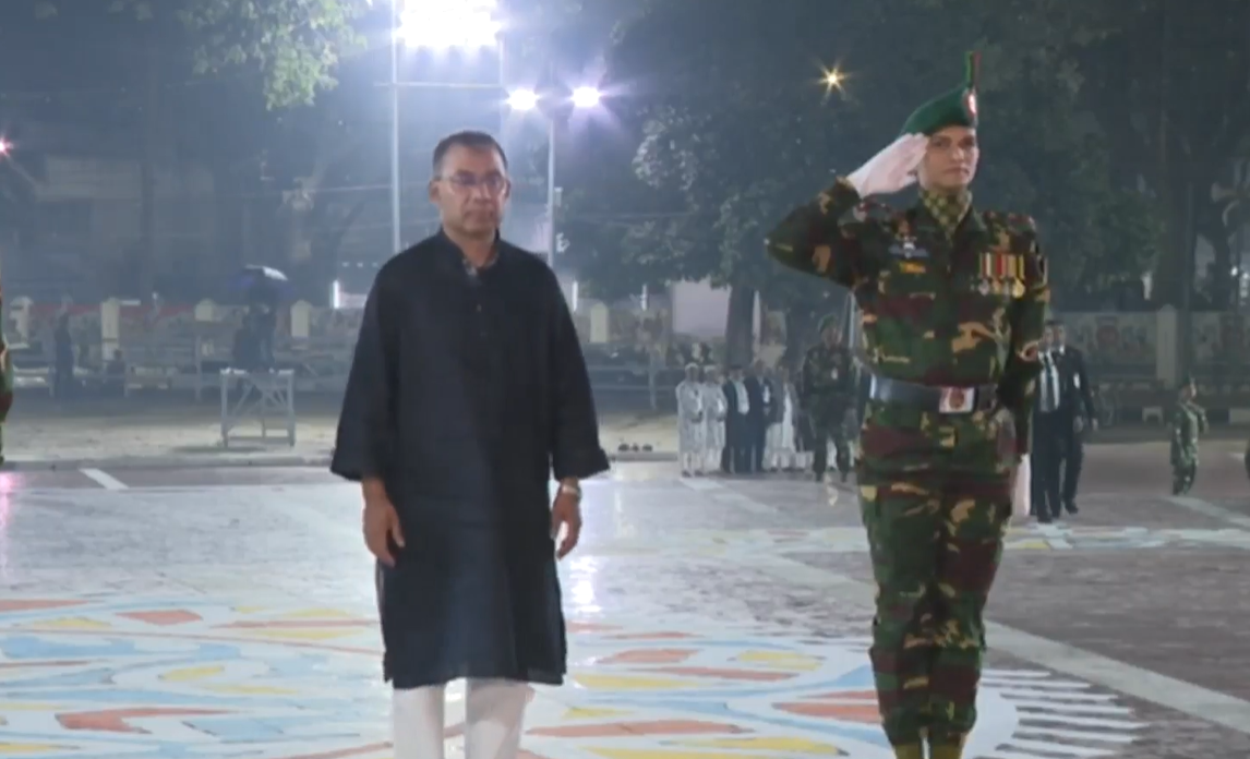 শহীদ মিনারে পুষ্পস্তবক অর্পণ করছেন তারেক রহমান। ছবি : সংগৃহীত