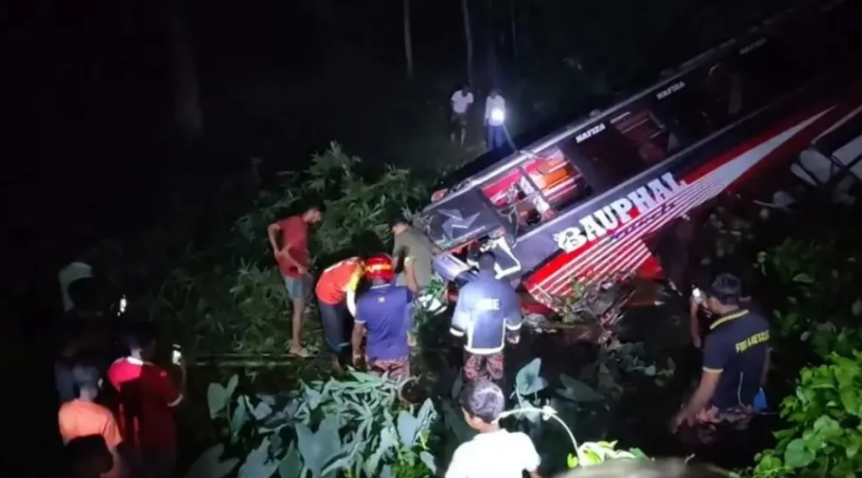 মধ্যরাতে বাস খাদে পড়ে নিহত ১, আহত ১০