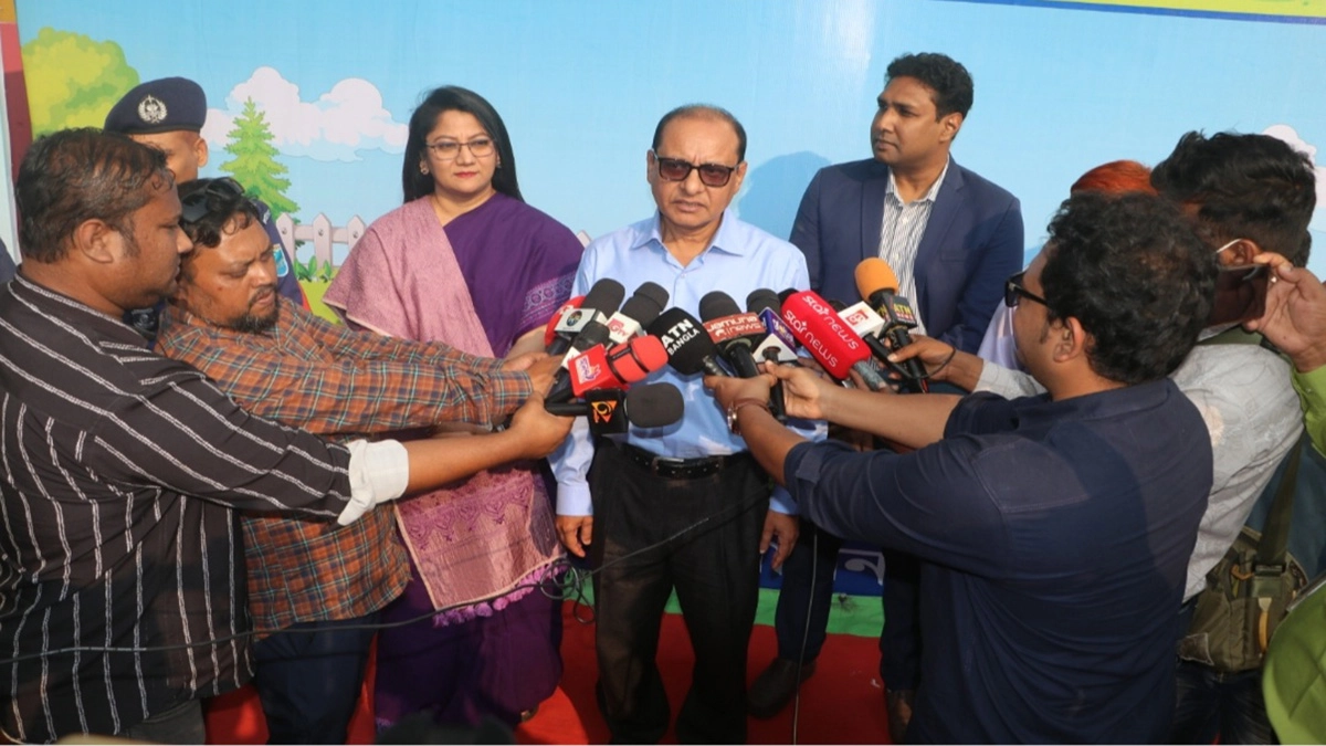 সাংবাদিকদের সাথে কথা বলেন প্রাথমিক ও গণশিক্ষা মন্ত্রণালয়ের উপদেষ্টা অধ্যাপক ডা. বিধান রঞ্জন রায় পোদ্দার।      ছবি- রূপালী বাংলাদেশ