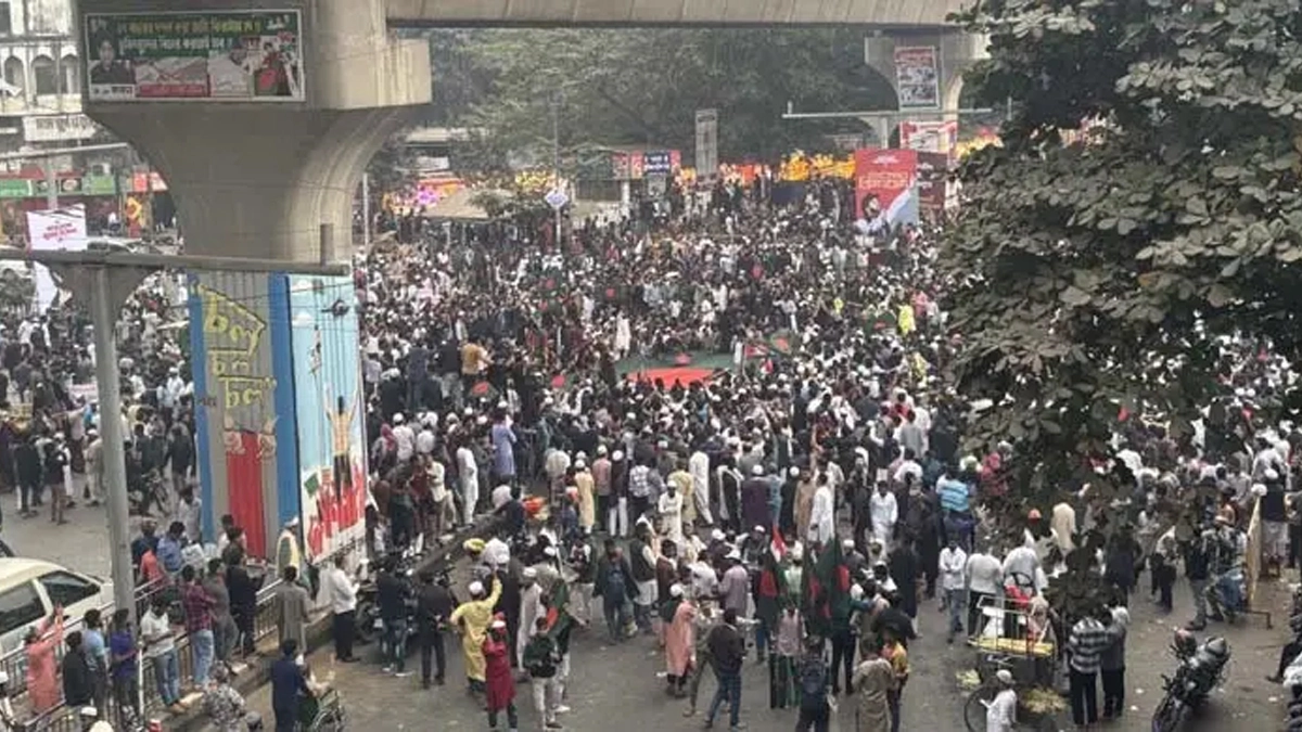 হাদির মৃত্যুতে শোক, ক্ষোভ ও প্রতিবাদে উত্তাল হয়ে উঠেছে শাহবাগ চত্বর। ছবি- সংগৃহীত
