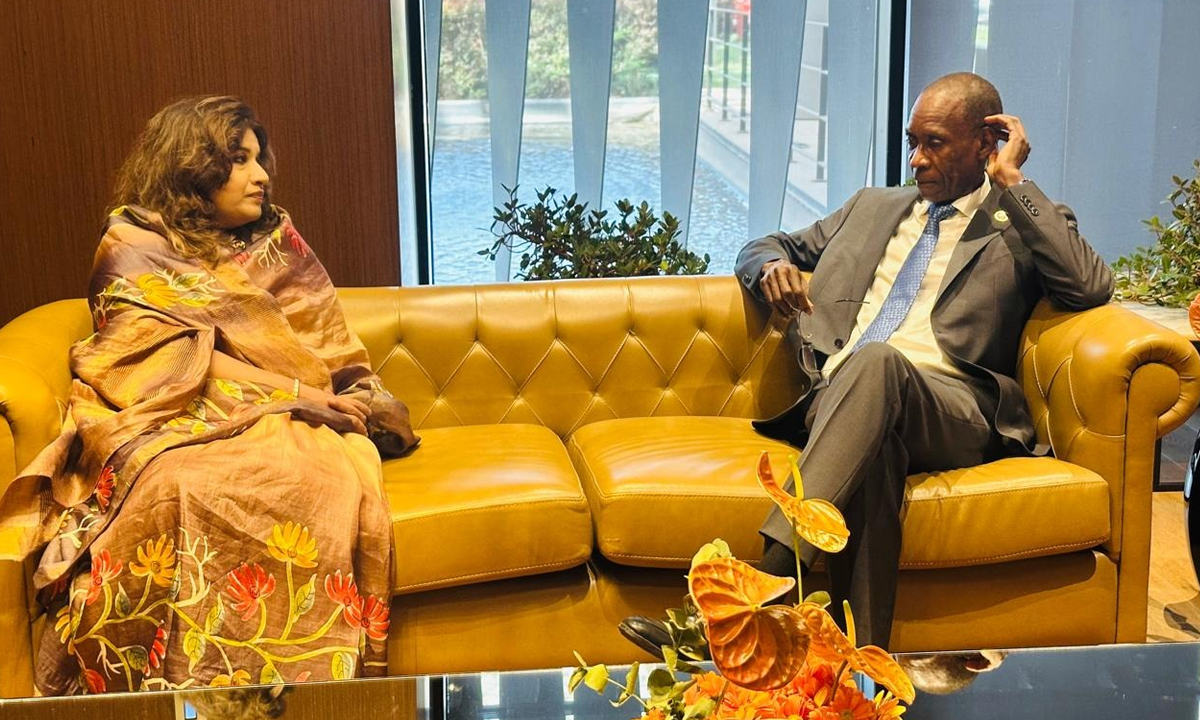 পররাষ্ট্র প্রতিমন্ত্রী শামা ওবায়েদ ইসলাম ও প্রজাতন্ত্রের আফ্রিকান ইন্টিগ্রেশন, পররাষ্ট্র ও প্রবাসী সেনেগালিজবিষয়ক মন্ত্রী শেখ নিয়াং। ছবি : সংগৃহীত