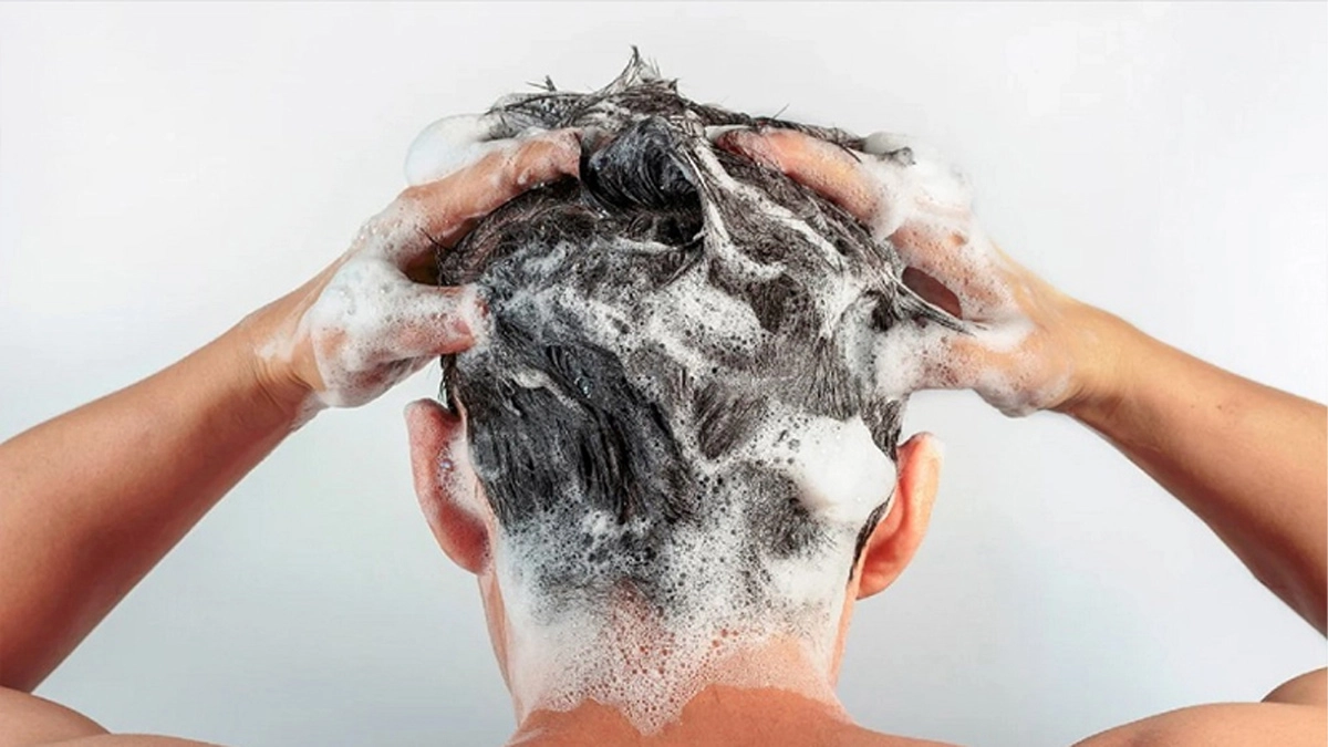 চুলে ব্যবহার হচ্ছে শ্যাম্পু। ছবি- সংগৃহীত