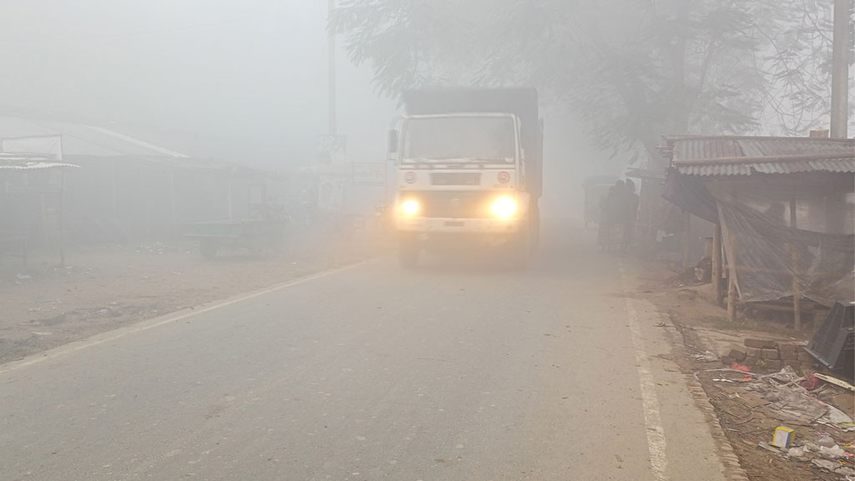 কুয়াশার কারণে হেডলাইট জ্বালিয়ে চলছে যানবাহন। ছবি- সংগৃহীত