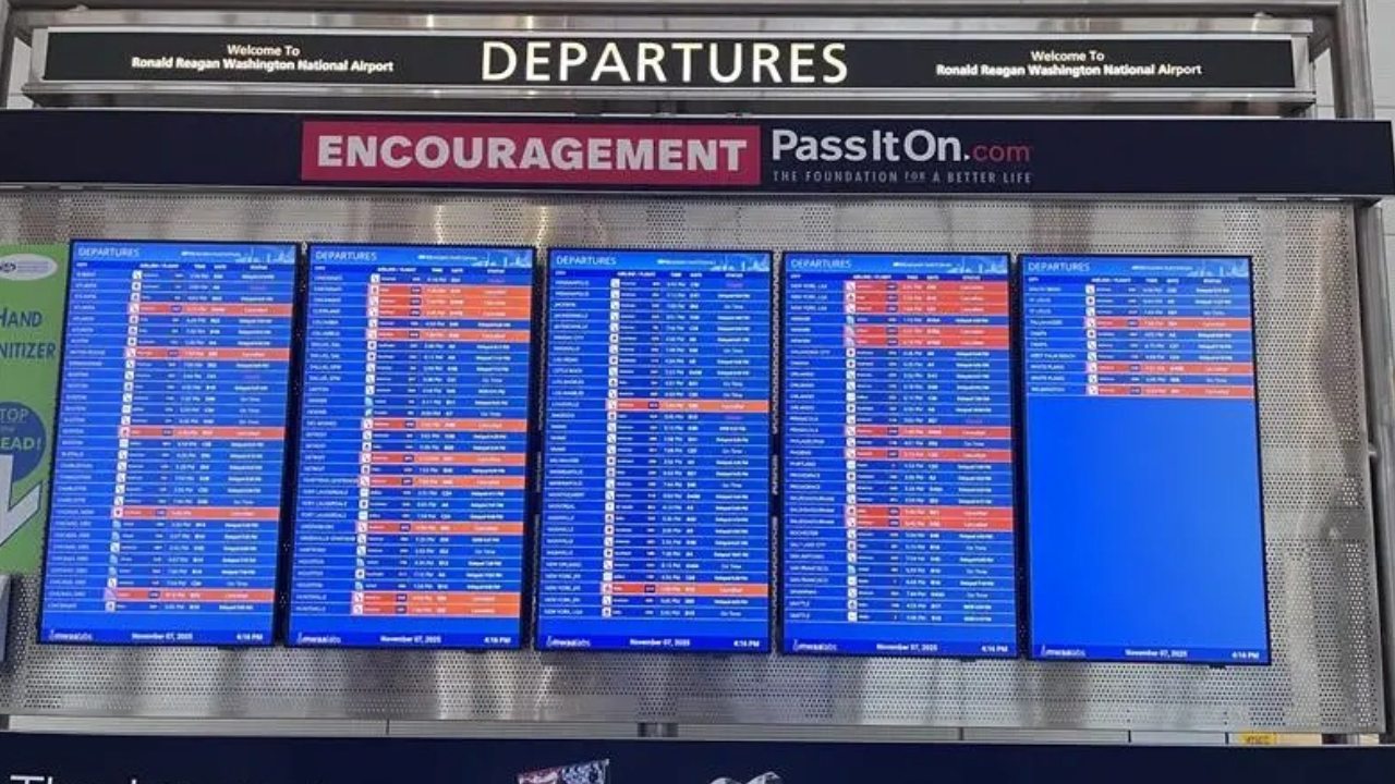 শাটডাউনে বিমানবন্দরের টিভি স্ক্রিন। ছবি- সংগৃহীত