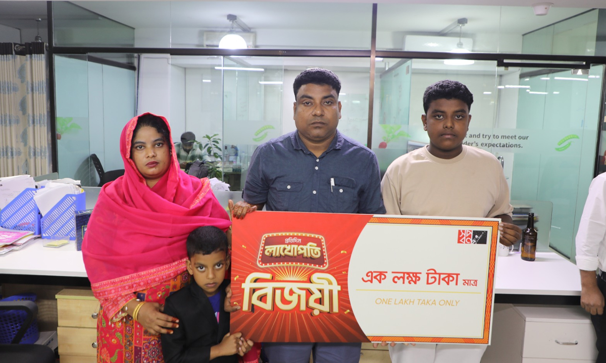 স্বপ্ন প্রতিদিন লাখোপতি’ ক্যাম্পেইনের পুরস্কার হাতে একটি পরিবার। ছবি- সংগৃহীত