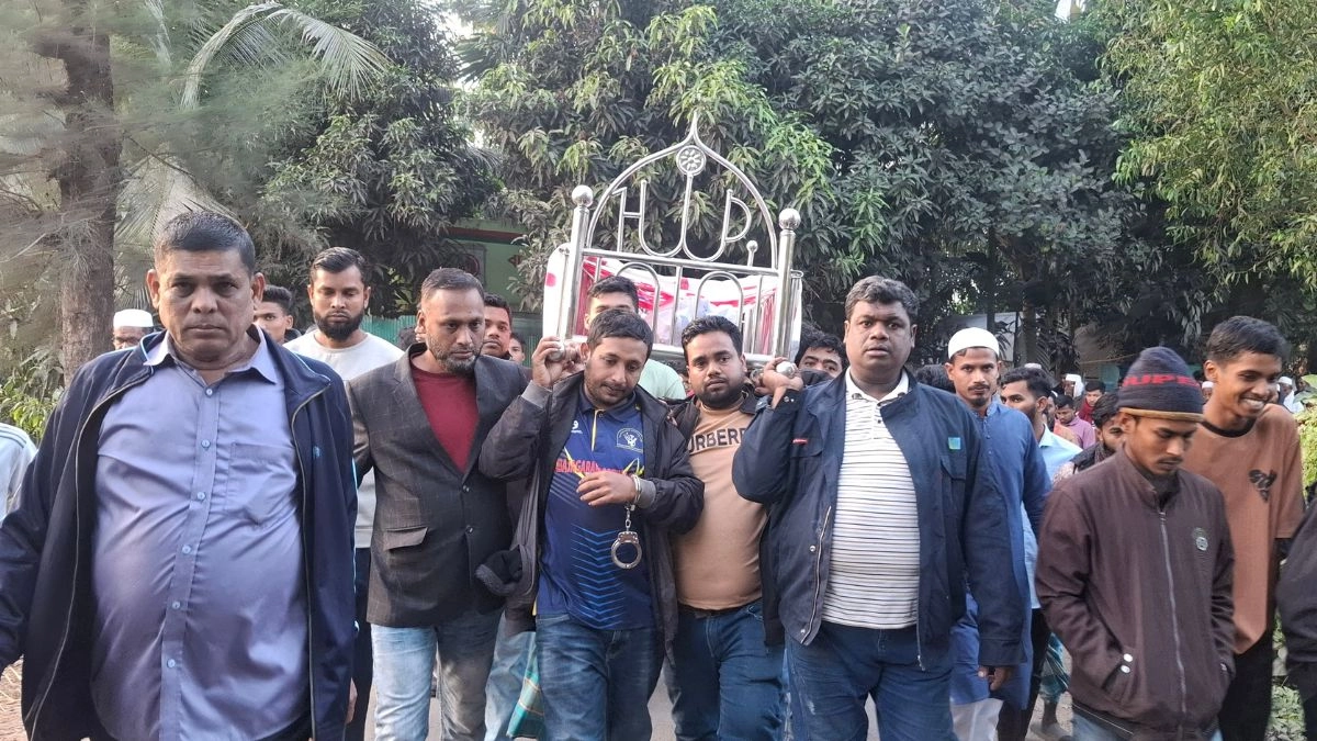 ছাত্রলীগের যুগ্ম সম্পাদক কামরুল ইসলাম রিয়াদ তার মৃত বাবার খাটিয়া ধরে নিয়ে যাচ্ছেন। ছবি- রূপালী বাংলাদেশ