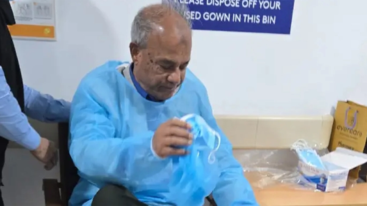 সাবেক প্রধানমন্ত্রী বেগম খালেদা জিয়ার শারীরিক অবস্থার খোঁজখবর নিতে এভারকেয়ার হাসপাতালে স্বরাষ্ট্র উপদেষ্টা লেফটেন্যান্ট জেনারেল (অব.) জাহাঙ্গীর আলম। ছবি- সংগৃহীত