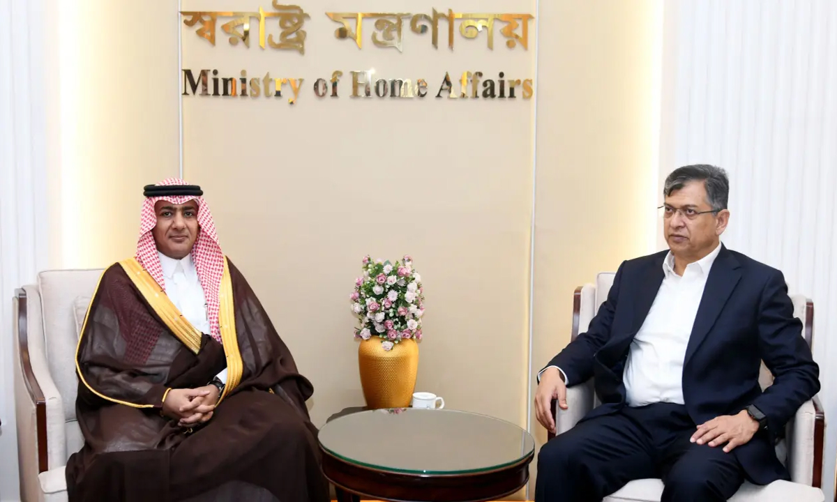স্বরাষ্ট্রমন্ত্রী সালাহউদ্দিন আহমদের সঙ্গে সৌজন্য সাক্ষাৎকালে বাংলাদেশে নিযুক্ত সৌদি আরবের রাষ্ট্রদূত ড. আবদুল্লাহ জাফর বিন আবিয়াহ। ছবি- সংগৃহীত