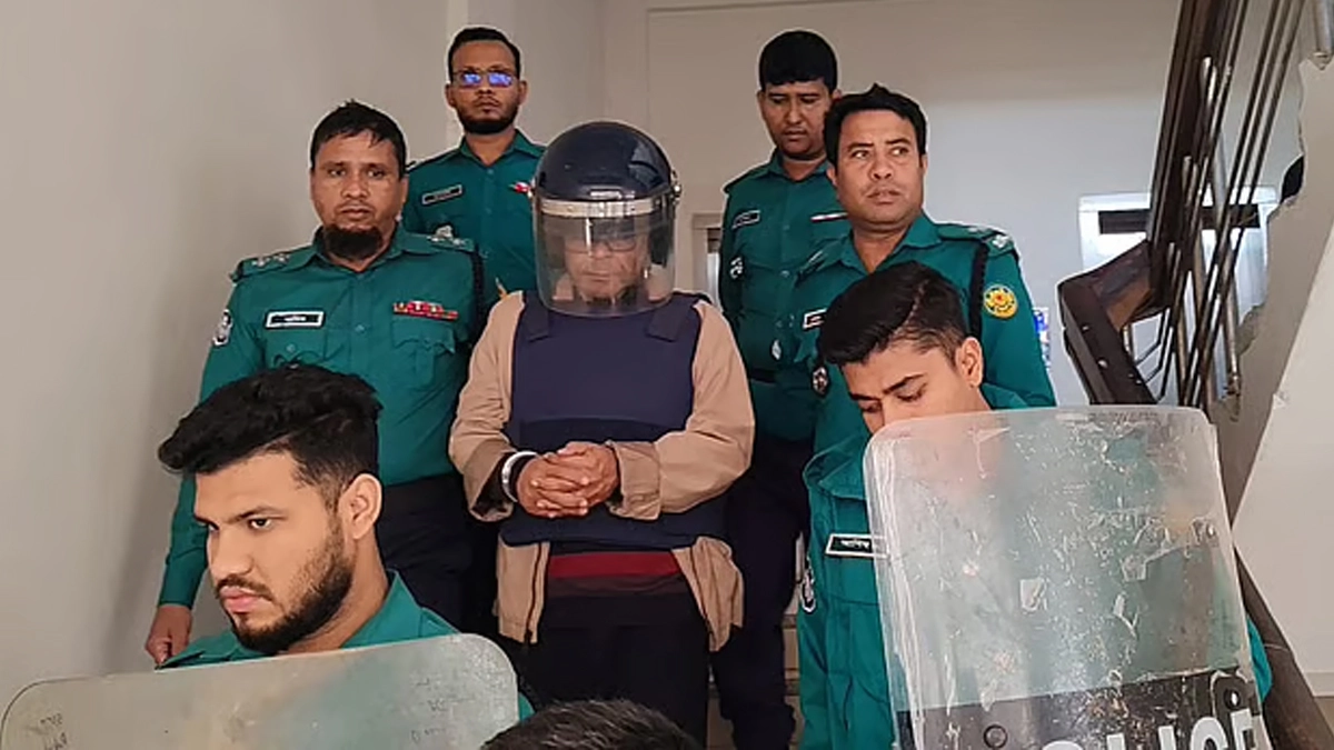 রিমান্ড শুনানির জন্য শওকত মাহমুদকে কারাগার থেকে ঢাকার আদালতে হাজির করা হয়। ছবি- সংগৃহীত