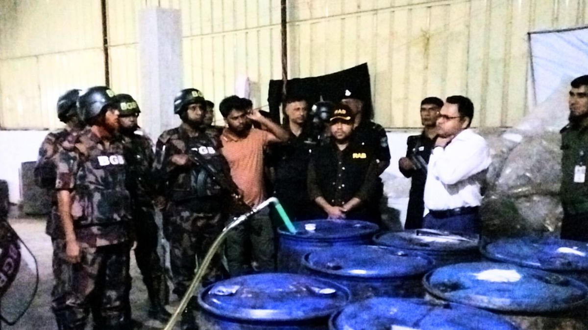 অবৈধ সয়াবিন তেল কারখানায় বিজিবি ও র‌্যাবের যৌথ অভিযান। ছবি : সংগৃহীত