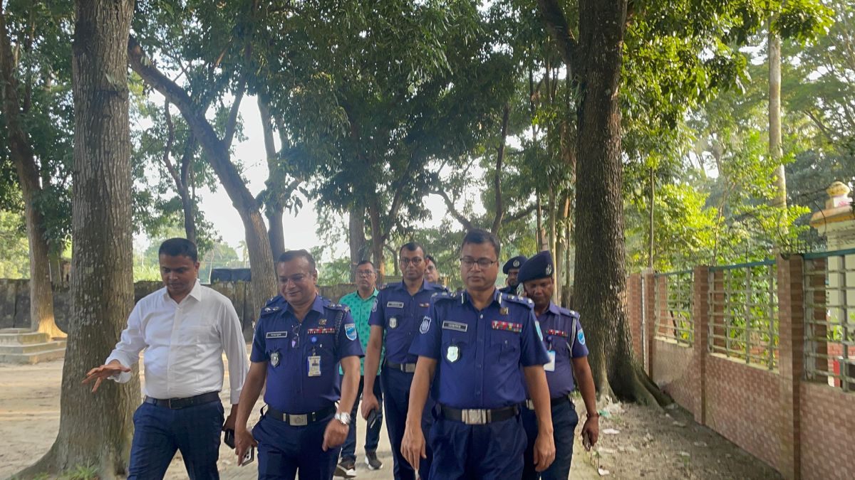 শ্রীনগরে পূজামণ্ডপ পরিদর্শনে ঢাকা রেঞ্জের অতিরিক্ত ডিআইজি মুস্তাফিজুর রহমান। ছবি- রূপালী বাংলাদেশ