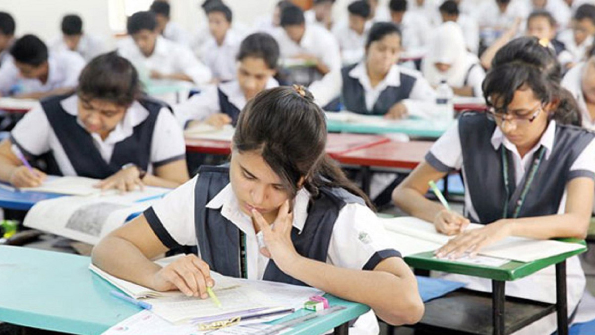 পরীক্ষার হলে শিক্ষার্থীরা।