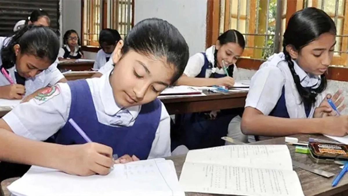 পরীক্ষার হলে শিক্ষার্থীরা। ছবি : সংগৃহীত