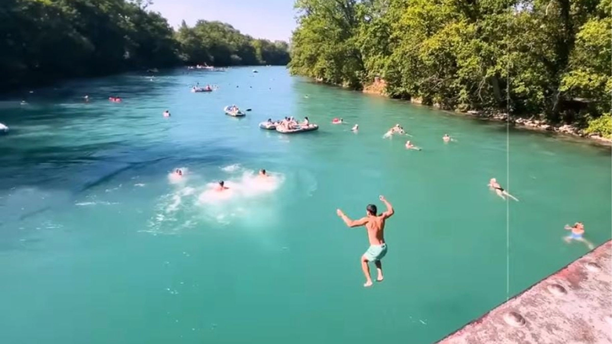 নদীতে ভেসে বাড়ি ফিরছে মানুষ। ছবি- সংগৃহীত