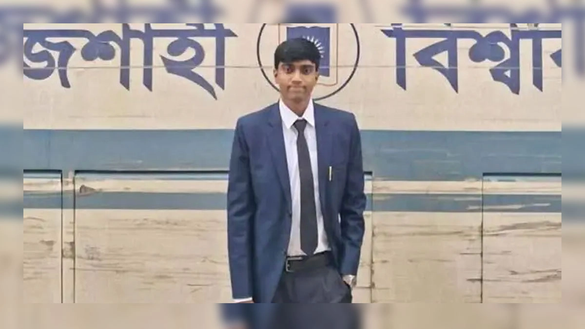 রাকসু) নির্বাচনে শিবির সমর্থিত প্যানেল থেকে জয়ী সনাতন ধর্মাবলম্বী শিক্ষার্থী সুজন চন্দ্র।