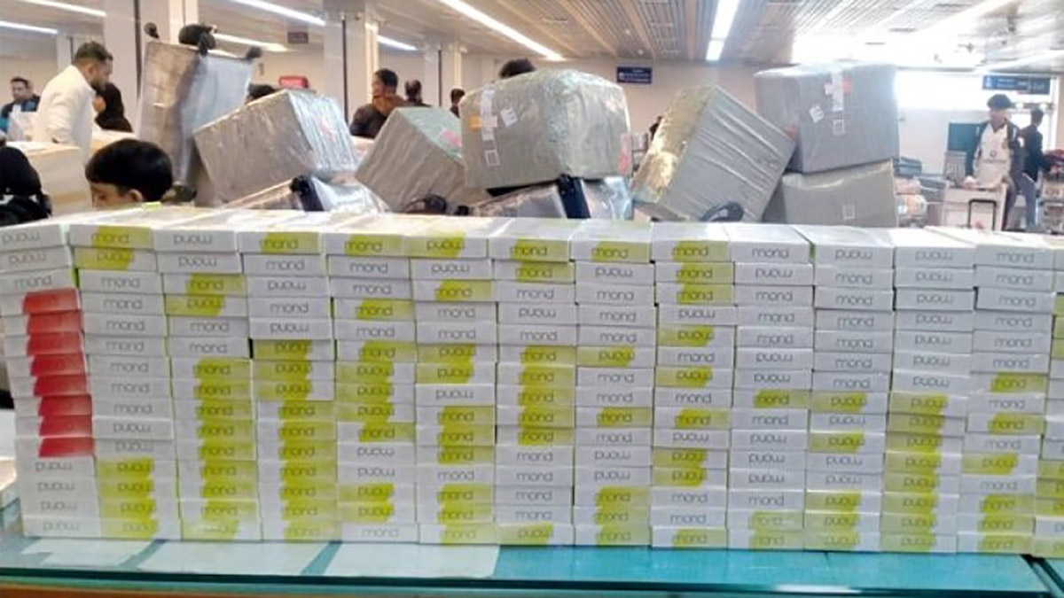 জব্দকৃত সিগারেট ও মোবাইল ফোন। ছবি- রূপালী বাংলাদেশ