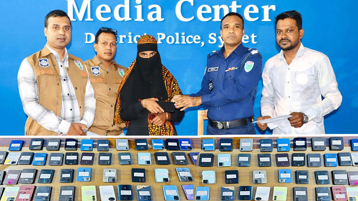 নিজের হারানো ফোন ফিরে পেয়ে সন্তোষ ও স্বস্তি প্রকাশ করেন উপস্থিত মালিকরা।  ছবি- সংগৃহীত