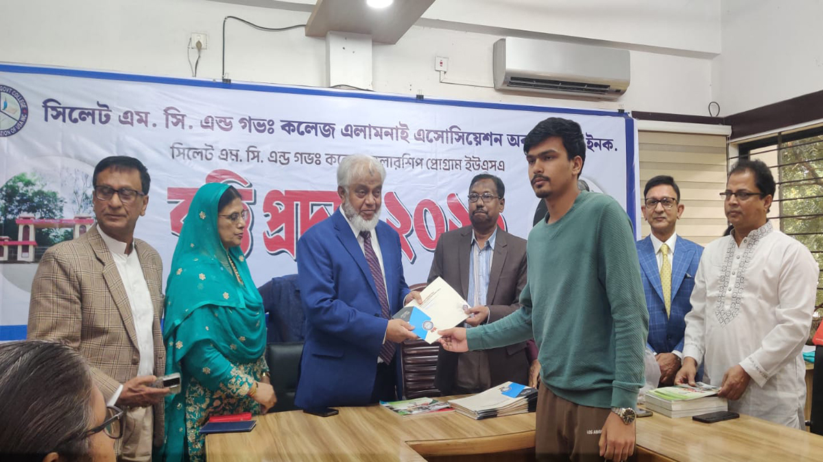 শিক্ষার্থীদের হাতে বৃত্তি তুলে দেন অধ্যক্ষ প্রফেসর গোলাম আহমদ খান। ছবি- রূপালী বাংলাদেশ