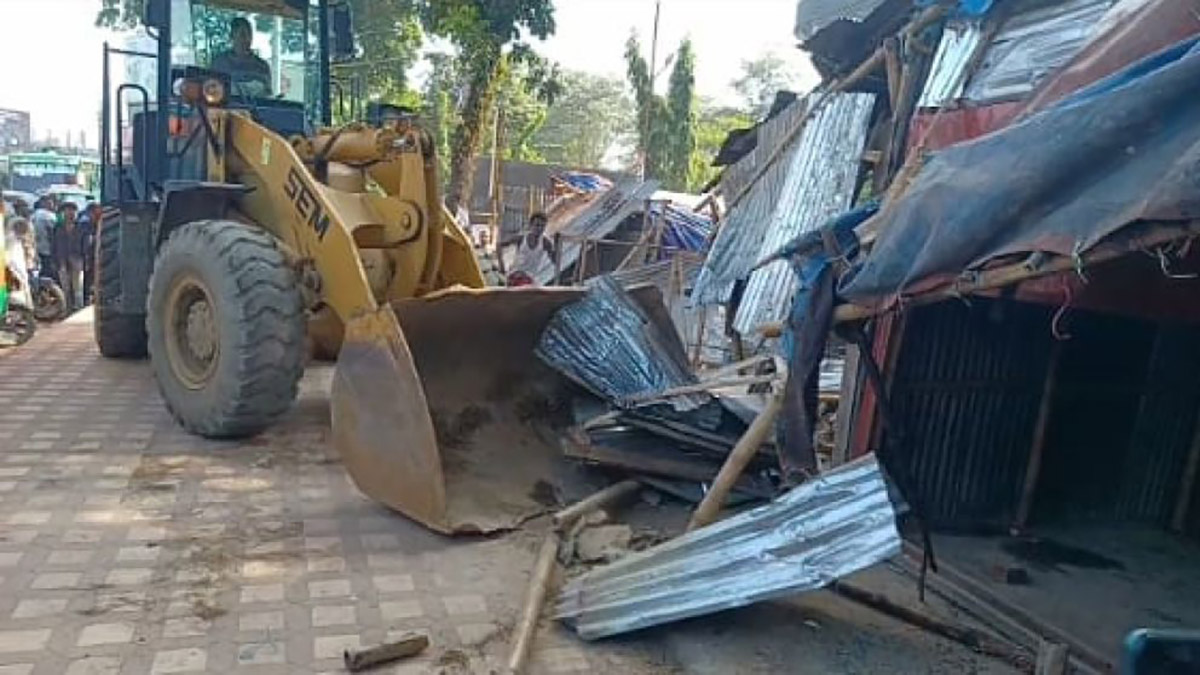 অবৈধ স্থাপনা উচ্ছেদে অভিযান শুরু করেছে জেলা প্রশাসন। ছবি- রূপালী বাংলাদেশ