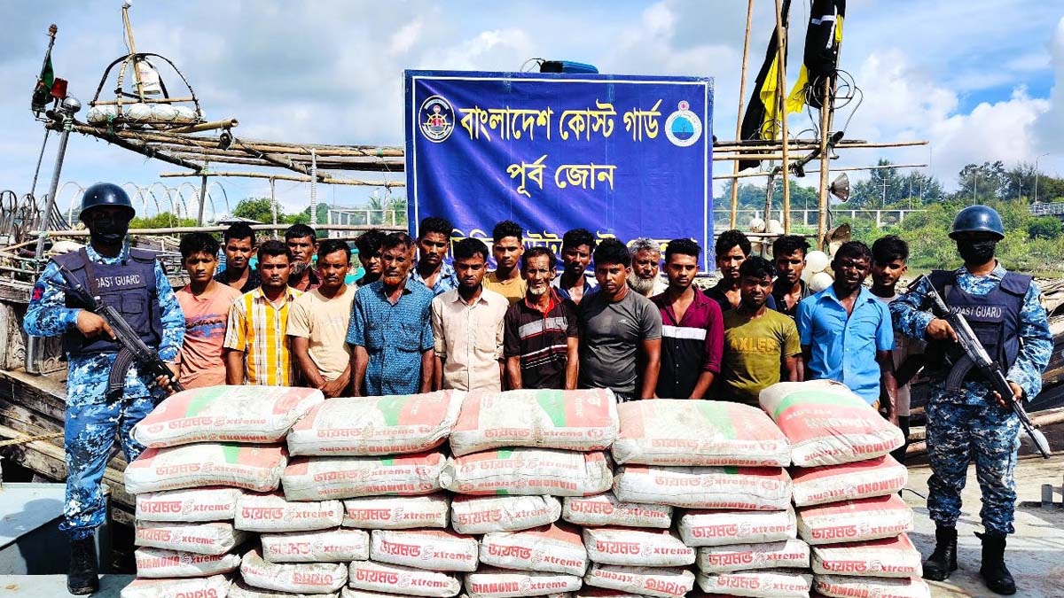 সিমেন্টের বিনিময়ে মায়ানমার হতে মাদক পাচারকালে ৭৫০ বস্তা সিমেন্ট ও ২টি বোটসহ ২০ জন পাচারকারী আটক। ছবি- রূপালী বাংলাদেশ