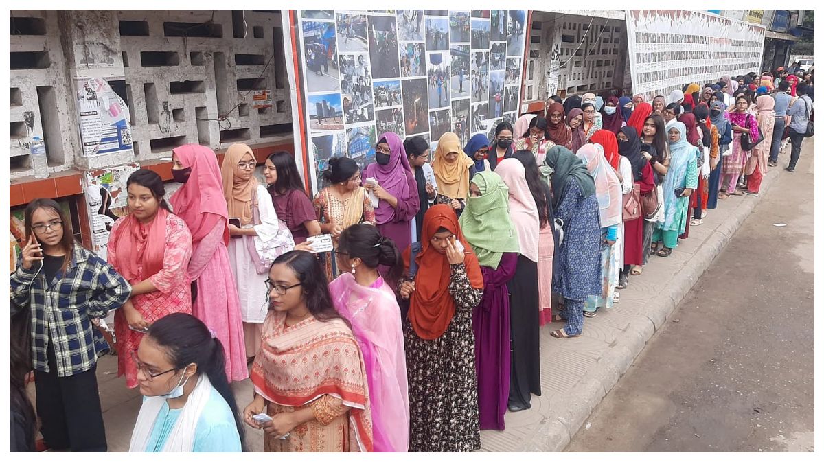 ছাত্র-শিক্ষক কেন্দ্রে (টিএসসি)  নারী শিক্ষার্থীদের দীর্ঘ সারি। ছবি- সংগৃহীত