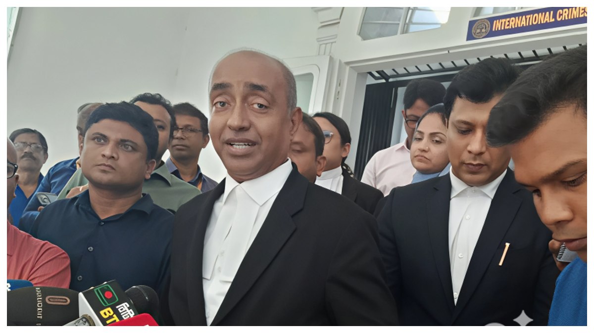 সূচনা বক্তব্য শুরুর আগে গণমাধ্যমের সঙ্গে কথা বলেন অ্যাটর্নি জেনারেল মো. আসাদুজ্জামান। ছবি- সংগৃহীত