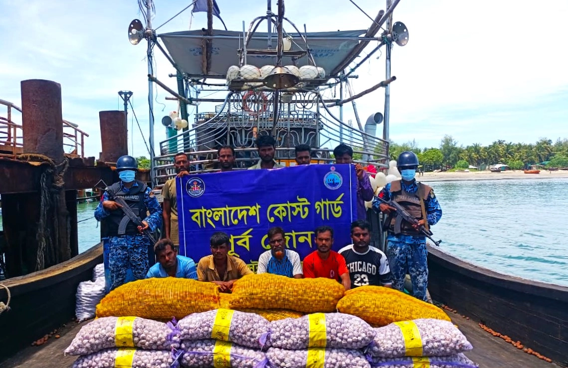 মাদকের বিনিময়ে মিয়ানমারে  খাদ্য পাচার, আটক ১০