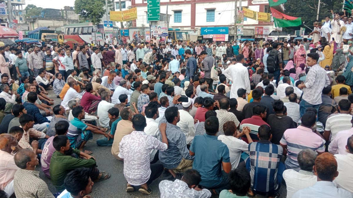 টাঙ্গাইলের মধুপুরে বিএনপির দলীয় মনোনয়ন বাতিলের দাবিতে আঞ্চলিক মহাসড়ক অবরোধ করে বিক্ষোভ। ছবি- রূপালী বাংলাদেশ