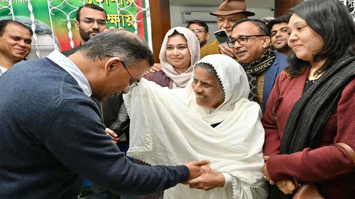 তারেক রহমানকে পরম মমতায় মাতৃস্নেহে মাথায় হাত বুলিয়ে দিচ্ছেন এক নারী। ছবি : সংগৃহীত