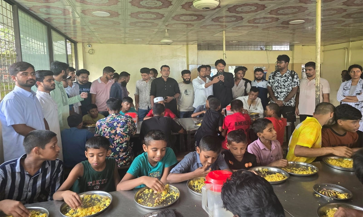 বিএনপির প্রতিষ্ঠাবার্ষিকীতে এতিমদের সঙ্গে ছাত্রদলের নেতারা। ছবি- রূপালী বাংলাদেশ