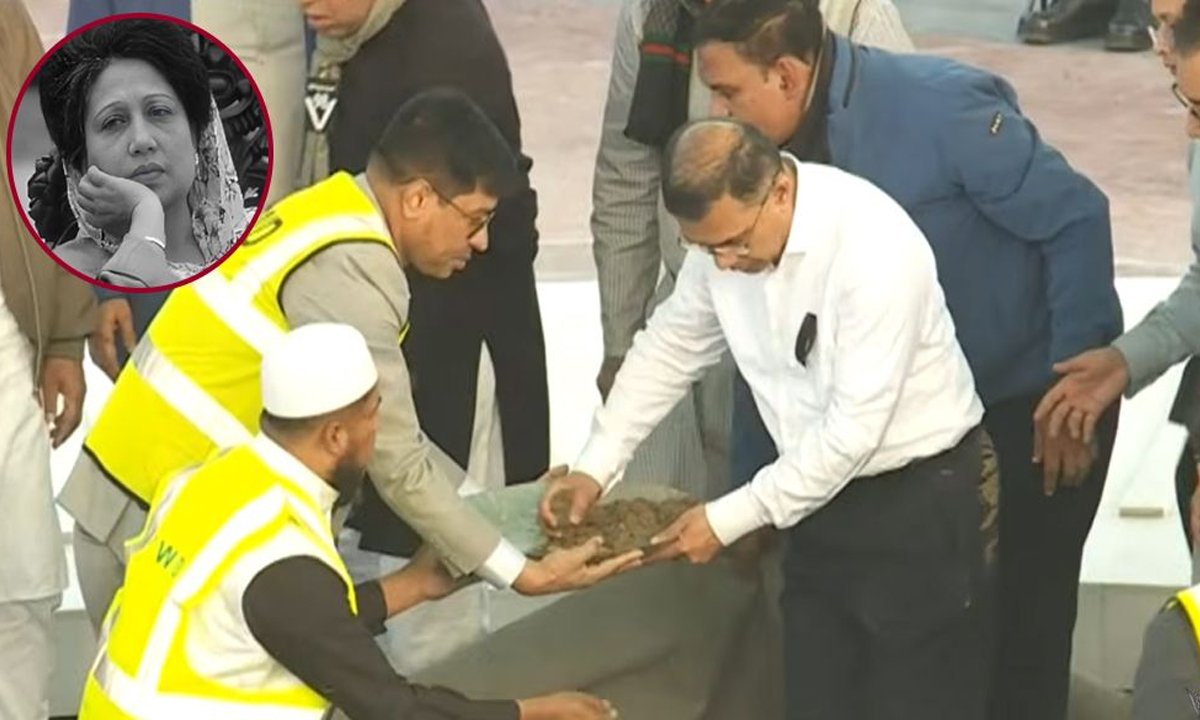 খালেদা জিয়ার কবরে মাটি দিচ্ছেন তার বড় সন্তান তারেক রহমান। ছবি- সংগৃহীত