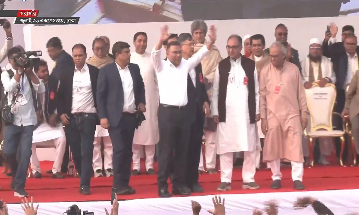 গণসংবর্ধনাস্থলে মঞ্চে উঠে দুহাত তুলে স্বাগত জানান তারেক রহমান। ছবি- সংগৃহীত