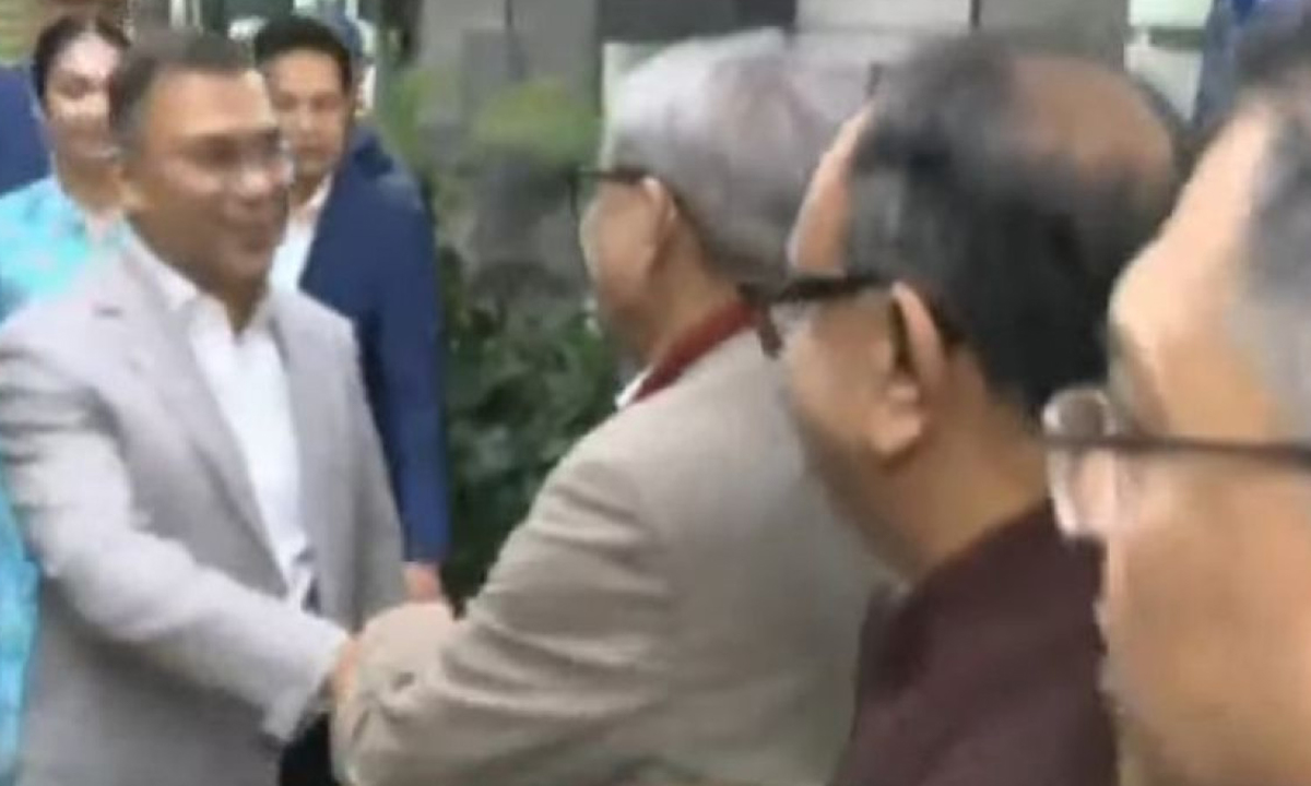 ফখরুল, সালাহউদ্দিন ও আব্বাসকে জড়িয়ে ধরলেন তারেক রহমান। ছবি : সংগৃহীত