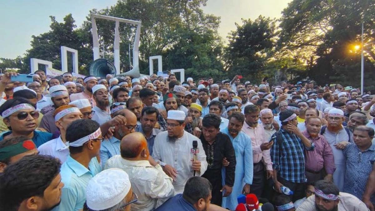 কেন্দ্রীয় শহীদ মিনারে এমপিওভুক্ত শিক্ষকদের কর্মসূচি। ছবি- সংগৃহীত