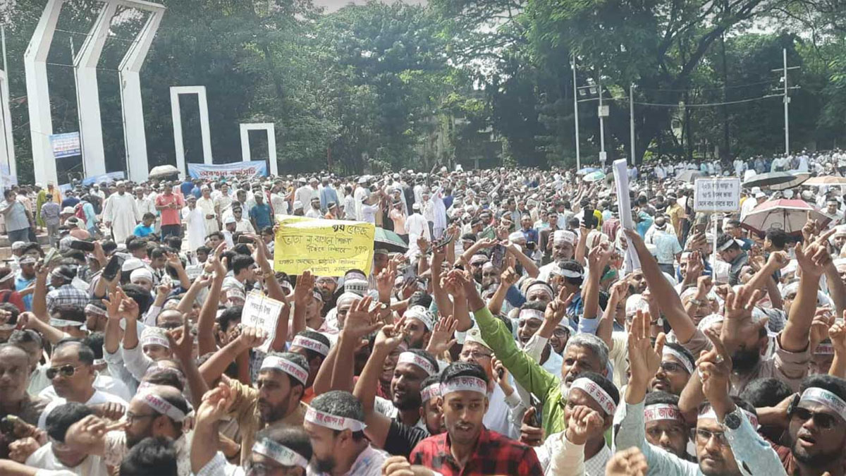 কেন্দ্রীয় শহীদ মিনারে আন্দোলনরত এমপিওভুক্ত শিক্ষকরা।