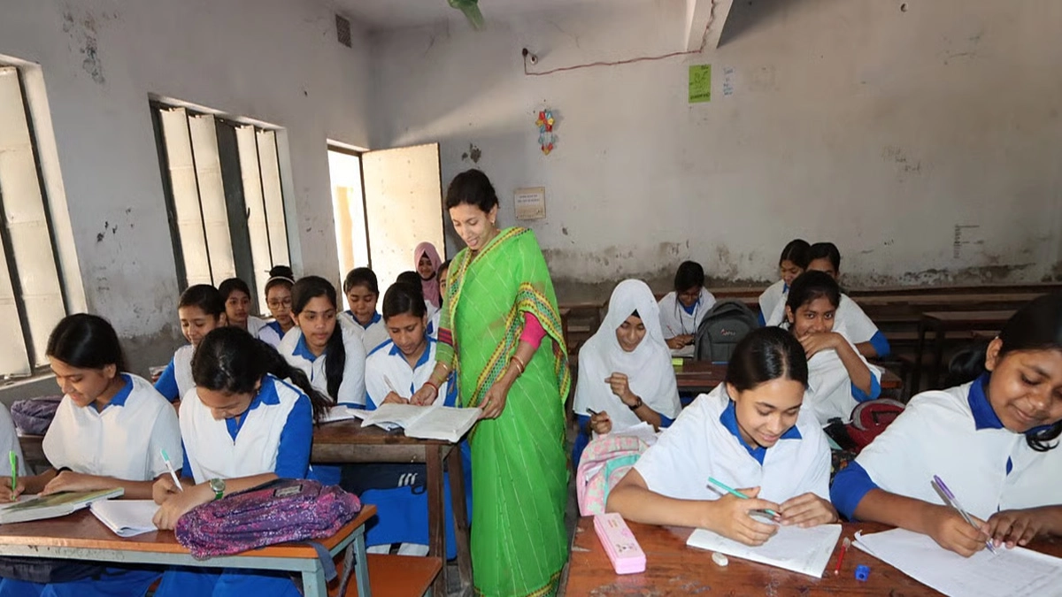 শিক্ষার্থীদের ক্লাস নিচ্ছেন শিক্ষিকা। ছবি- সংগৃহীত